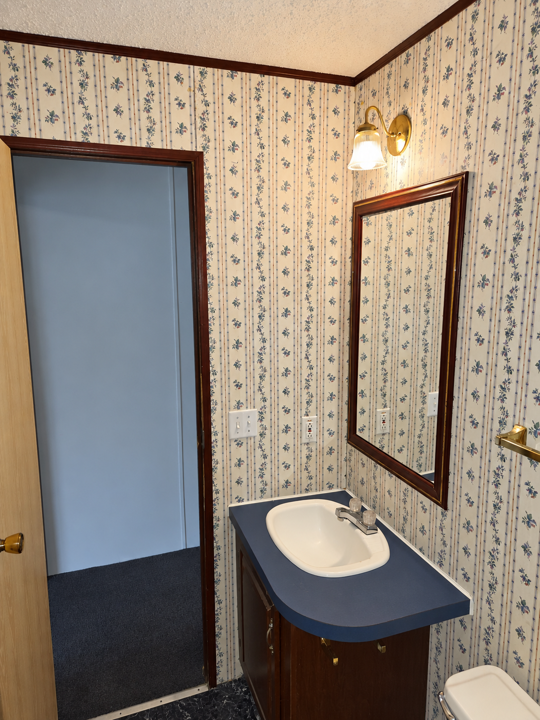 Lot 133 indoor bath (2) Lot 133 indoor