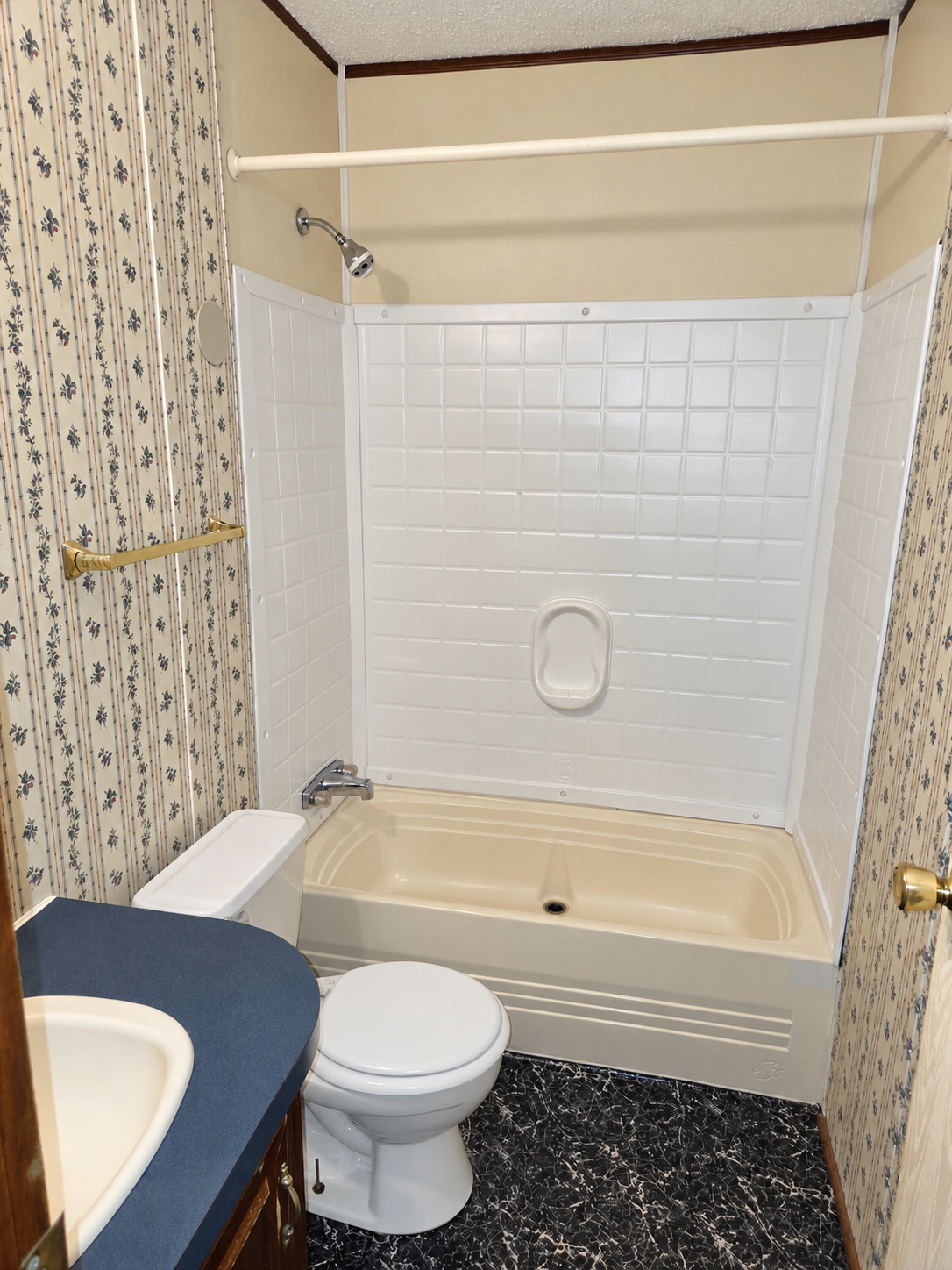 Lot 133 indoor bath (3) Lot 133 indoor